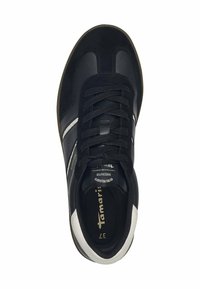 Musta urheilukenkä, jossa on mokkaa ja nahkaa, pyöreä kärki, nauhoitusjärjestelmä, valkoiset korostukset ja logotunnus varren sisäpuolella.