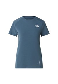 Jasnoniebieski T-shirt z krótkim rękawem wykonany z miękkiego materiału. Posiada okrągły dekolt i małe białe logo na górnej lewej stronie klatki piersiowej.