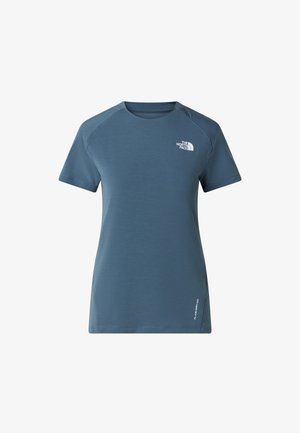 Hellblaues T-Shirt mit kurzen Ärmeln aus weichem Stoff. Verfügt über einen runden Ausschnitt und ein kleines weißes Logo auf der oberen linken Brust.