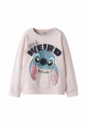 Vaaleanpunainen pitkähihaisuus huppari, jossa on sinisen sarjakuvahahmon graafinen kuva, jolla on suuret silmät ja teksti "Stitch Weird But Cute".