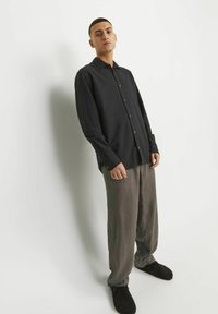 Jack & Jones JPSTKARL LAWRENCE - Pantaloni - dark brown