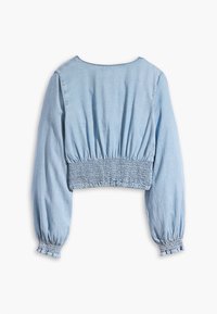 Cropped blouse azzurro chiaro realizzato in tessuto morbido, con maniche lunghe a sbuffo e dettagli arricciati in vita e ai polsi.