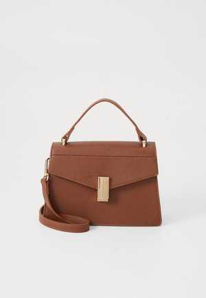 Sac à main structuré marron avec poignée supérieure, rabat enveloppe, fermoir rectangulaire doré et bandoulière amovible sur fond blanc.