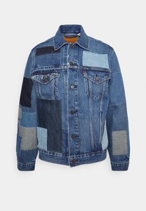 Kurtka dżinsowa z różnymi niebieskimi i szarymi wzorami z naszywek, zapinana na guziki z przodu, z kołnierzem i dwoma kieszeniami na piersi zapinanymi na guziki.