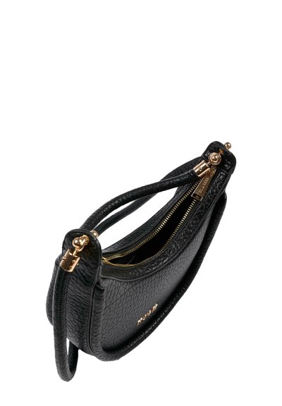 Borsa a tracolla in pelle nera con texture granitata, hardware dorato, chiusura con zip nella parte superiore e una singola tracolla.