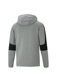 Sudadera gris con un acento negro en los hombros y brazos, hecha de tejido suave. Cuenta con una capucha con cordón y puños acanalados.