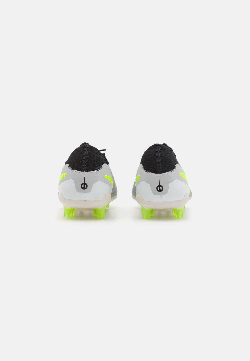 Des crampons de football noirs et gris avec des touches de vert fluo et des crampons, présentant un dessus texturé pour une meilleure adhérence et un design sportif épuré.