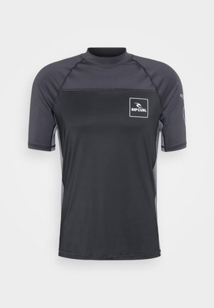 Short-sleeve, dark gray surf shirt made of stretchy fabric. Features a chest logo and contrast shoulder panels. Smooth texture, fitted design.