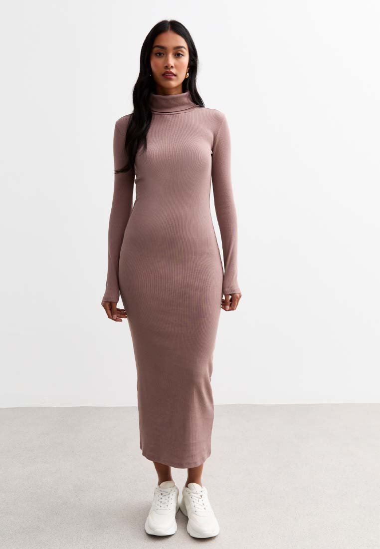 Robe à manches longues et col roulé en tissu mauve doux, silhouette ajustée, atteignant le mi-mollet, associée à des baskets blanches.