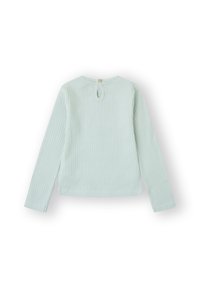 Top de manga larga verde menta claro con textura acanalada y cierre trasero en forma de ojal, con un pequeño botón de madera en el escote.