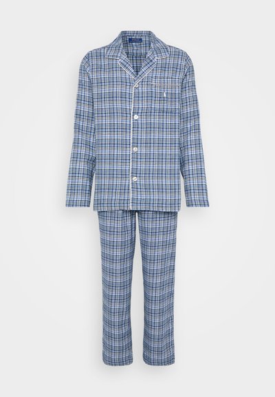 Zilās un baltās kantainās pidžamas komplekts, kurā ietilpst pogājams gariem piedurknēm tops un atbilstošas bikses, izgatavots no mīkstas auduma ar gludu tekstūru.