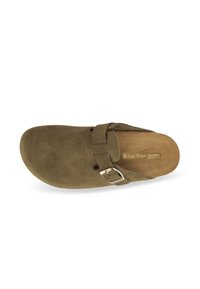 Zoccolo in suede verde oliva con cintura e fibbia regolabili, punta arrotondata, soletta imbottita e superficie liscia su sfondo bianco.
