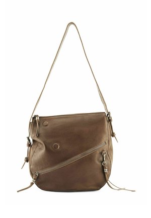 Braune Leder-Schultertasche mit diagonalem Reißverschluss, glatter Textur, verstellbarem Schultergurt und markanten runden Akzenten.