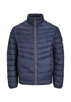 Tengerészeti színű steppelt dzseki magas gallérral, vízszintes steppelési mintával, teljes hosszúságú cipzárral és rugalmas mandzsettákkal. Simább textúrával és könnyű kialakítással rendelkezik.