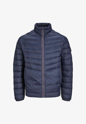 Tengerészeti színű steppelt dzseki magas gallérral, vízszintes steppelési mintával, teljes hosszúságú cipzárral és rugalmas mandzsettákkal. Simább textúrával és könnyű kialakítással rendelkezik.