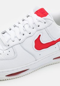 Nike Sportswear AIR FORCE 1 EVO - Sneakers - white/university red/summit white