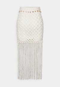 Bílá tkaná sukně s texturovaným vzorem, horizontálními třásněmi na lemu a dekorativními korálkovými ozdobami v pase.