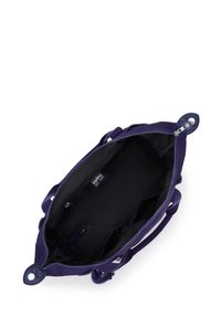 Fioletowa torebka z tkaniny o gładkiej fakturze, z zamknięciem na zamek błyskawiczny i wewnętrzną kieszenią. Posiada okrągłe, srebrne okucia i krótkie uchwyty.