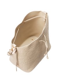 Beige Eimer-Handtasche aus strukturiertem Leder, mit goldenen Beschlägen, einem verstellbaren Kordelzugverschluss und geprägten Schriftzügen auf der Außenseite.
