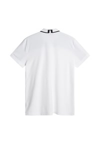 Vit polo-shirt med korta ärmar, med en svart krage och en minimalistisk design. Slät textur, inga synliga mönster eller logotyper.