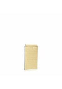 Krokodillembossed beige læderpung med rektangulær form, åben top og diskret syning langs kanterne.