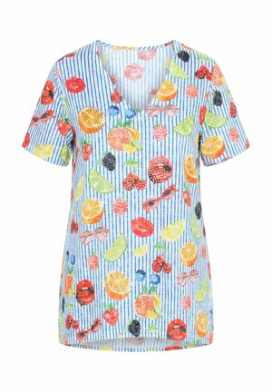 T-shirt met korte mouwen en V-hals met blauwe verticale strepen en kleurrijke fruit- en lipprints, waaronder sinaasappels, bessen en kersen.