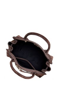 Borsa in suede marrone con interno nero, dotata di due manici, morbido al tatto e design spazioso. Accenti in hardware dorato visibili.