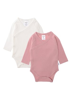 Zwei langärmelige Babybodys in weißem und rosa geripptem Stoff, mit einem Wickeldesign und Druckknöpfen am Boden.