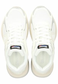 Scarpe da ginnastica bianche realizzate in rete e materiali sintetici. Presentano un colletto imbottito, lacci e un'etichetta con il marchio sulla linguetta. Suola spessa.