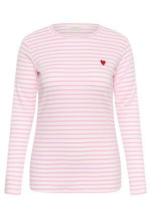 Langærmet hvid skjorte med vandrette pink striber og et lille rødt hjerte broderet på venstre bryst.