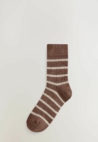 Calzino a righe marroni con una trama a coste, caratterizzato da strisce orizzontali alternate di marrone scuro e bianco, punta arrotondata e altezza alla caviglia.