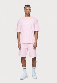Pegador COLNE LOGO TEE - Apdrukāts T-krekls - washed bubblegum/white
