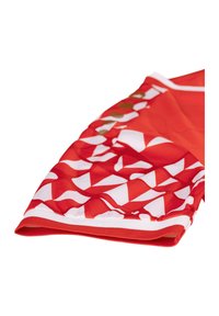 Shorts de sport rouges avec un motif géométrique blanc, présentant une texture lisse et une bordure blanche contrastante le long des bords.