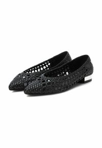 Mocasines negros trenzados con un diseño de punta afilada, que presentan un patrón abierto, material texturizado y un pequeño acento de tacón metálico.
