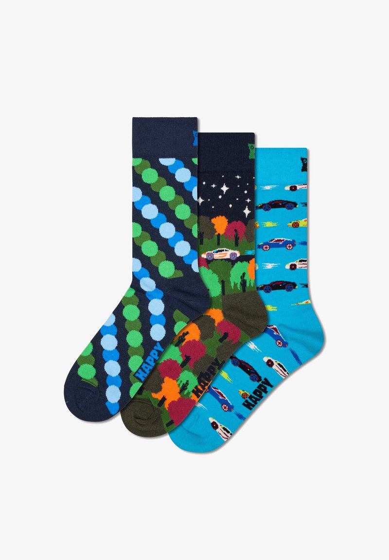 Trzy pary skarpetek: 1. Granatowe i zielone w kropki. 2. Czarne z drzewami i samochodami. 3. Niebieskie z samochodami wyścigowymi na jasnoniebieskim tle.