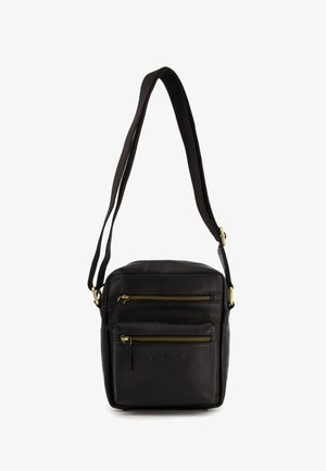 Czarna skórzana torebka na ramię z dwiema przednimi kieszeniami na zamek, regulowanym paskiem i złotymi akcentami. Teksturowane wykończenie oraz widoczne logo marki.