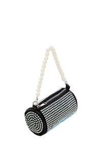 Schwarze zylindrische Handtasche, besetzt mit schimmernden Strasssteinen, mit einem weißen Perlenhenkel und einem Reißverschluss auf der Oberseite.