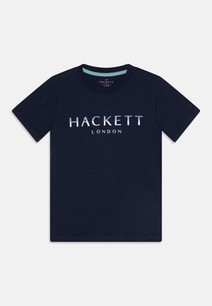 Mørkeblå T-shirt med korte ærmer, rund hals og metalisk "Hackett London" tekst hen over brystet.