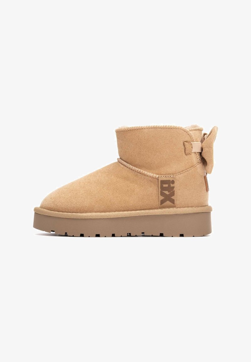 Botines tobilleros color tostado, confeccionados en ante con un forro de felpa, que cuentan con puntera redonda, un pequeño lazo lateral y una suela de goma texturizada.