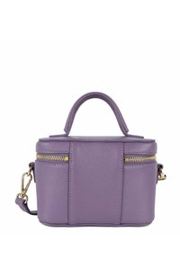 Borsa in pelle viola con zip dorate, corpo strutturato, doppio manico superiore e tracolla removibile. Dettaglio della superficie texturizzata.