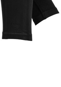 Maniche elastiche nere con texture a coste, caratterizzate da un logo circolare e polsini aderenti per una vestibilità snug.