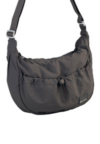 Grau nylon Schultertasche mit weicher, strukturierter Oberfläche, gerafftem Design, verstellbarem Tragegurt und einer Fronttasche mit Kordelzugverschluss.