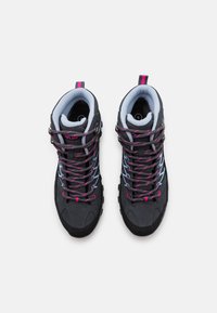 Scarpe da trekking nere con accenti grigi, pannelli in rete e lacci rosa e blu. Il design alto presenta una punta e un tallone rinforzati.