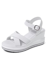 Sandali wedge bianchi con design a strap incrociato, cinturino alla caviglia regolabile, finitura opaca liscia, soletta imbottita e suola in gomma grigia.