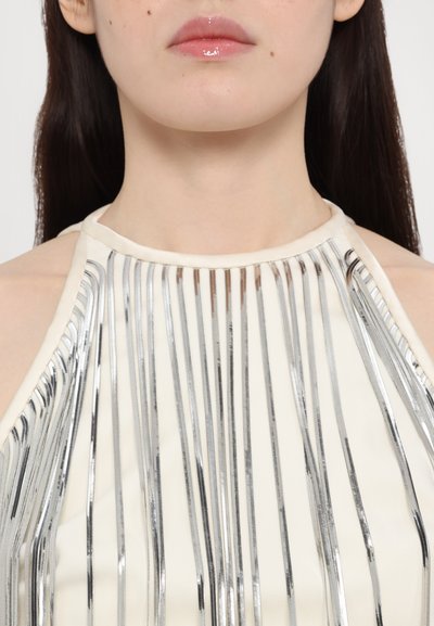 Top cu guler halter dintr-un material crem deschis, cu dungi verticale metalice argintii, evidențiind o textură netedă și un design elegant.