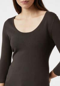 Braunes, langärmliges Strickoberteil mit weitem Rundhalsausschnitt und figurbetonter Silhouette, mit glatter Textur und gerippten Bündchen.