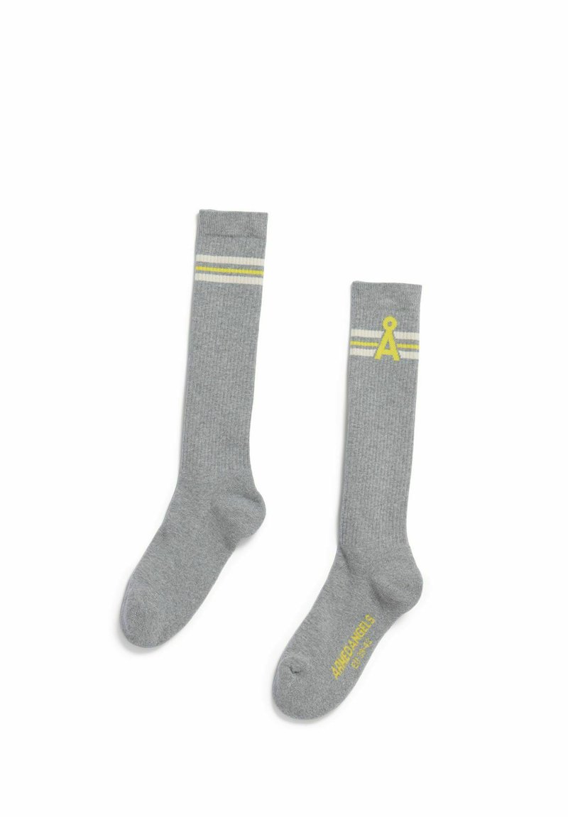 Graue knielange Socken mit geripptem Muster, die oben zwei weiße und einen gelben Streifen sowie ein gelbes Logo an der Seite aufweisen.