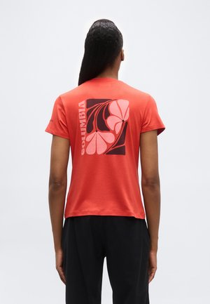 PARSONS POINT™ BACK GRAPHIC TEE - Športové tričko - poppy red heather