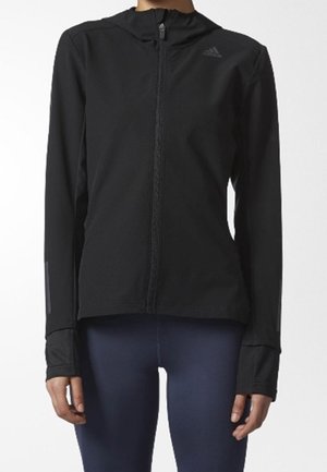 Chaqueta deportiva negra con cremallera, hecha de tela ligera y elástica. Cuenta con capucha, mangas largas y agujeros para el pulgar; logo sutil en el pecho.