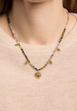 Collar de piedras preciosas coloridas con pequeños cuentas de acento doradas, que presenta un colgante de corazón dorado. Cuentas en tonos rosa, verde y azul, de tamaños variados.